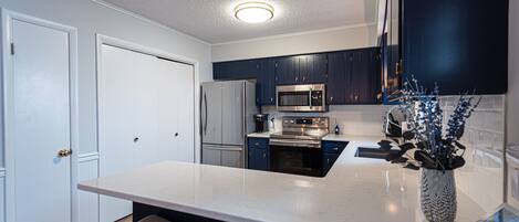 ثلاجة، ميكروويف، فرن، موقد طهي مسطح