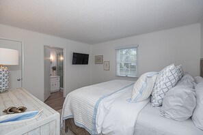 4 bedrooms, travel crib, WiFi - Two Blocks from beach!  Newly renovated, clean, 4BR home sleeps 10 (Rehoboth Beach)