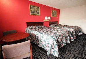 Pillowtop-patjalliset sängyt, ilmainen Wi-Fi, vuodevaatteet