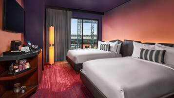 Kamer, 2 queensize bedden (Mile High) | Luxe beddengoed, pillowtop-bedden, een minibar, een kluis op de kamer