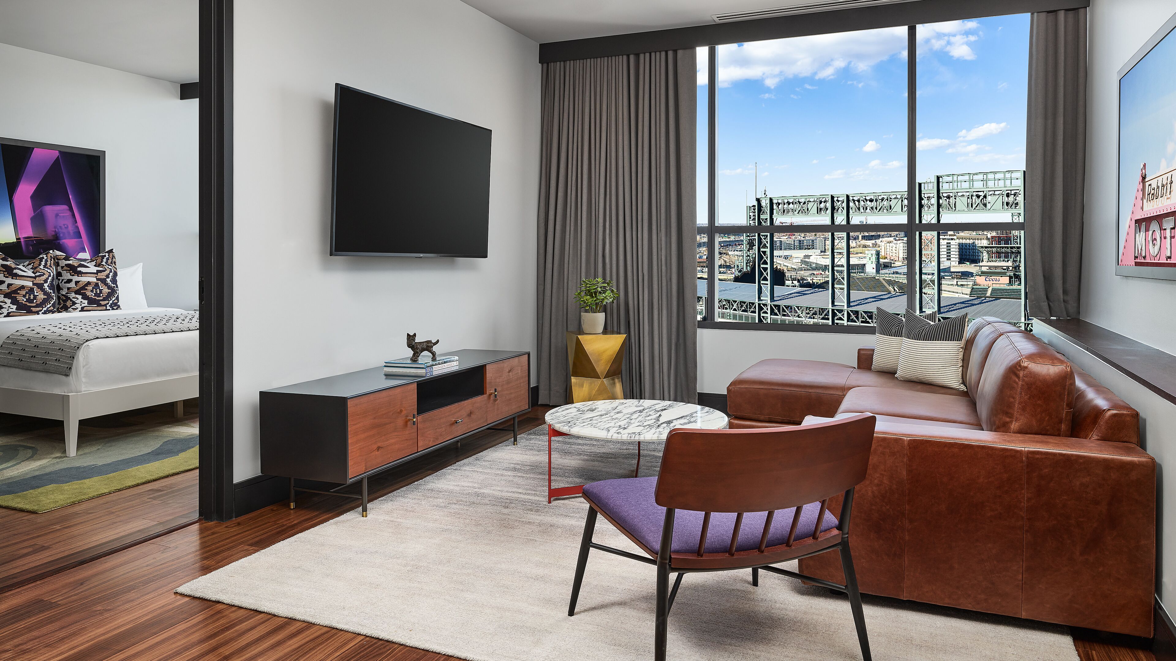 Un salon moderne avec un canapé, un téléviseur et une vue sur un pont.