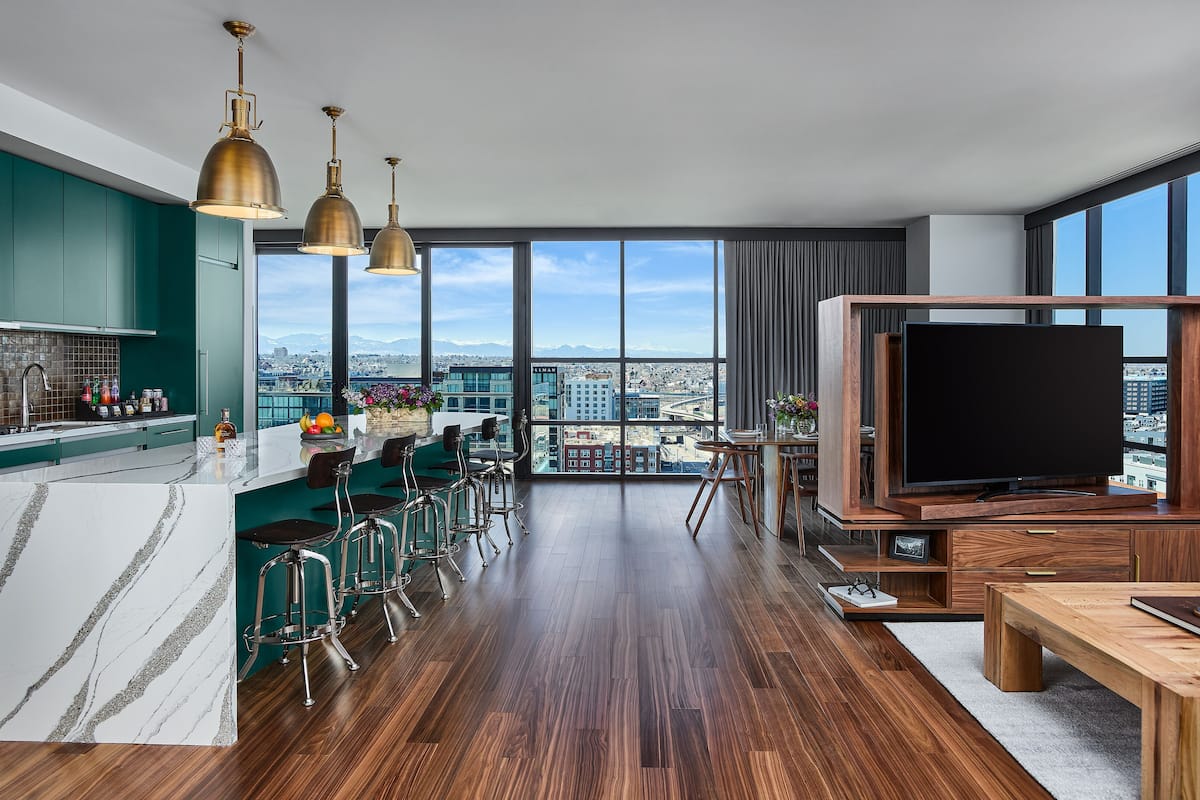 penthouse, 2 bedrooms, corner | living area | flat-screen tv