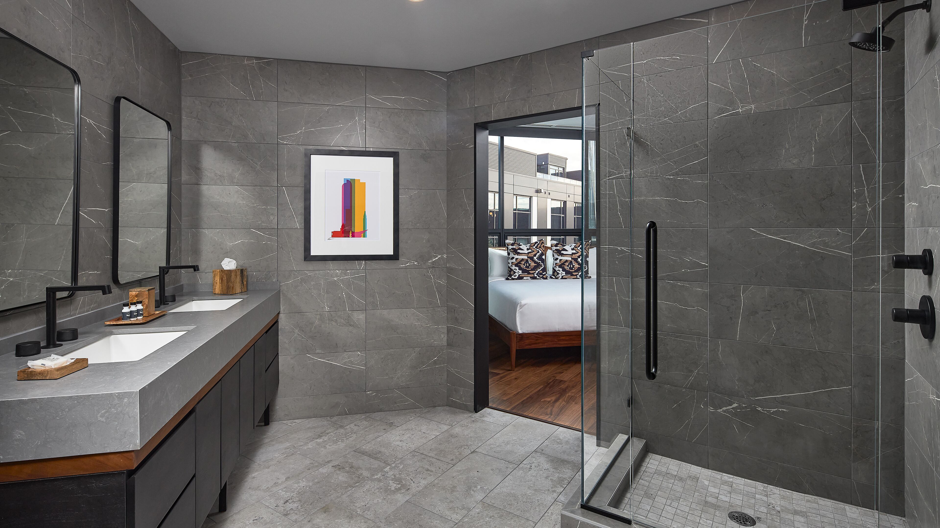 Un baño moderno con un espejo grande, un lavamanos y una zona de ducha.