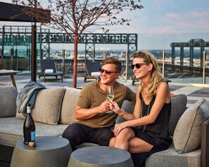 Kolam renang outdoor, dengan kursi berjemur