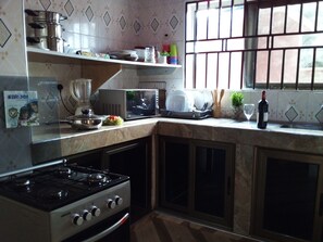 Een koelkast, een magnetron, een oven, een waterkoker