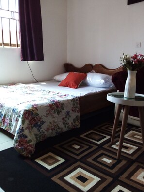 1 slaapkamer, een strijkplank/strijkijzer, wifi, beddengoed