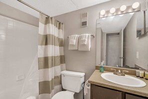 Bathtub - Spacious 1-bedroom Flat Near Downtown Midland (Midland)