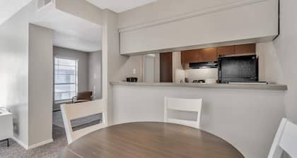 Spacious 1-bedroom Flat Near Downtown Midland