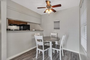 Dining - Spacious 1-bedroom Flat Near Downtown Midland (Midland)