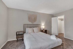 1 slaapkamer, een strijkplank/strijkijzer, beddengoed