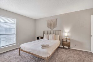 1 bedroom, iron/ironing board, bed sheets - Spacious 1-bedroom Flat Near Downtown Midland (Midland)