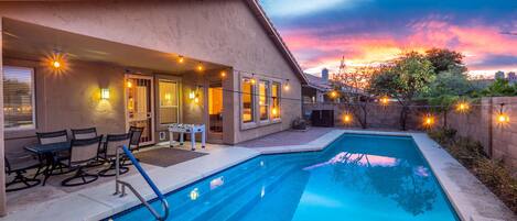 Een buitenzwembad en een verwarmd zwembad