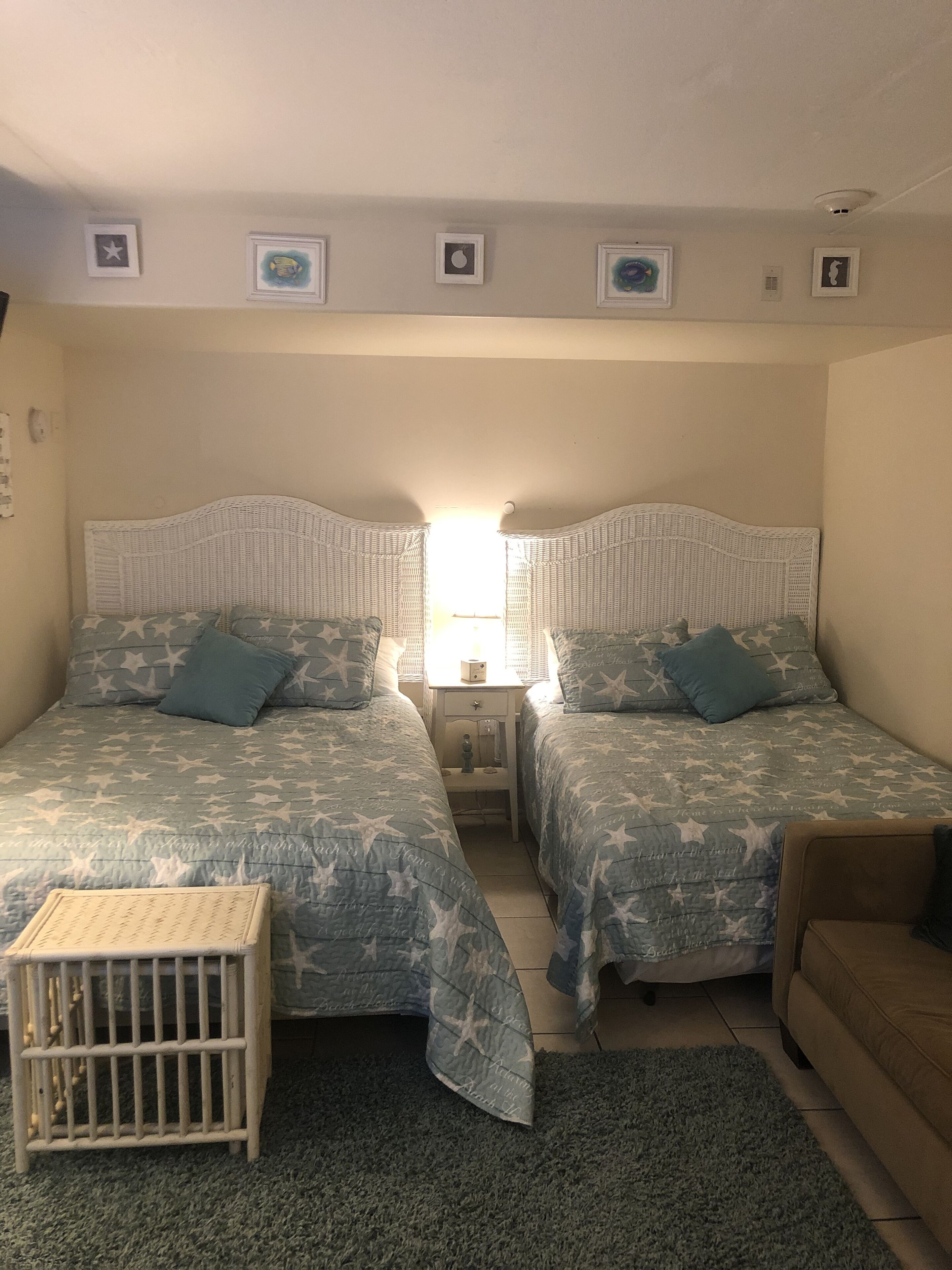 Lovely Condo! Sleeps 4 with Pool. Walk to beach, boardwalk, shopping and restau.