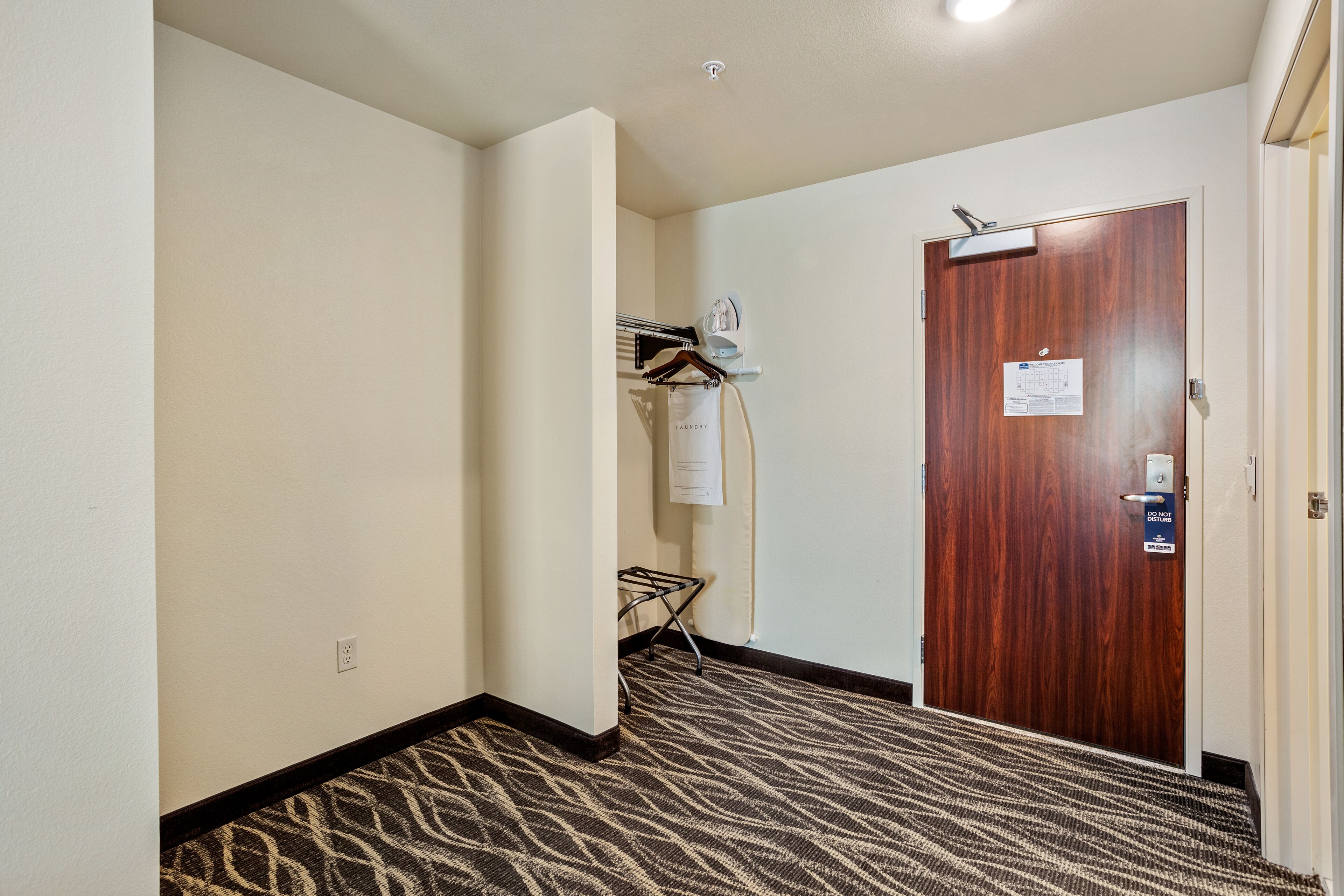 premium bedding, pillow-top beds, in-room safe, desk