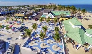 Plage à proximité, chaises longues, serviettes de plage