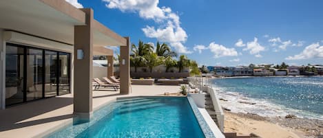 Una piscina cubierta, una piscina al aire libre