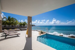 Alberca techada y alberca al aire libre