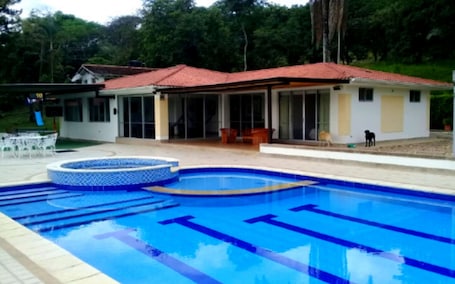 Outdoor pool. Casa con Piscina Privada Anapoima