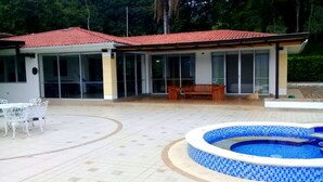 A modern house with a swimming pool, outdoor furniture, and a patio area. - Casa con Piscina Privada Anapoima (Anapoima)