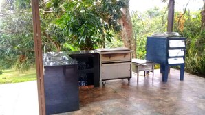 An outdoor kitchen area with a sink, a countertop, and a blue cabinet. - Casa con Piscina Privada Anapoima (Anapoima)