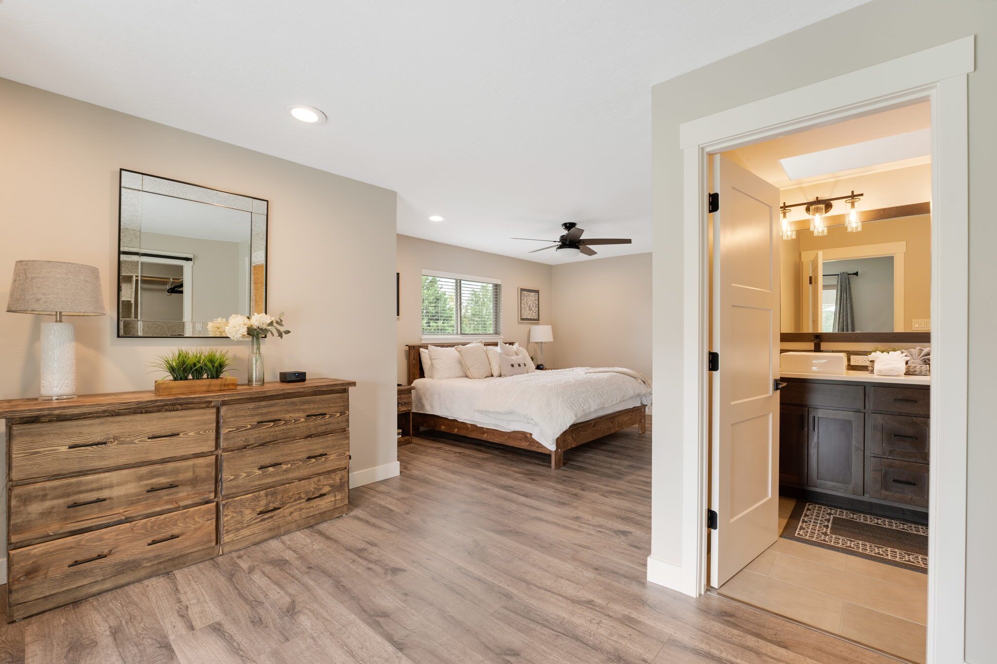 6 bedrooms, iron/ironing board, free WiFi, bed sheets