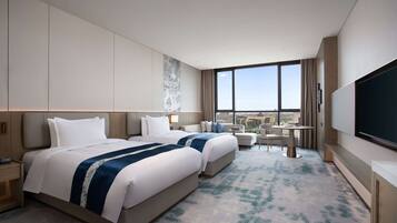 ألحفة محشوة بالريش وأسرّة بإسفنج يتكيف مع شكل الجسم وخزنة داخل الغرفة