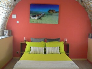 1 bedroom, iron/ironing board, travel cot, free WiFi