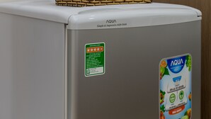 Geladeira com cesta de petiscos e dispenser de água.