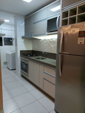 Refrigerador, microondas, horno y parrilla de estufa