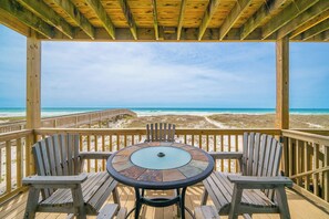 Outdoor dining - 5 Bedroom ~ BEACH HOUSE ~ WEEKLY RENTALS! (Gulf Shores)