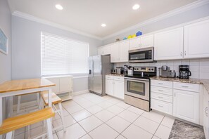 Fridge, microwave, oven, dishwasher - 5 Bedroom ~ BEACH HOUSE ~ WEEKLY RENTALS! (Gulf Shores)
