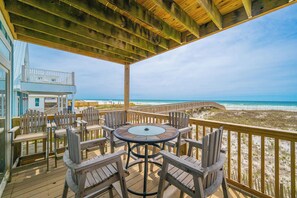 Outdoor dining - 5 Bedroom ~ BEACH HOUSE ~ WEEKLY RENTALS! (Gulf Shores)