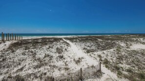 On the beach - 5 Bedroom ~ BEACH HOUSE ~ WEEKLY RENTALS! (Gulf Shores)