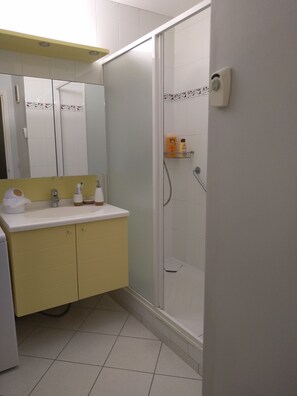 Suihku, hiustenkuivaaja, pyyhkeet, saippua