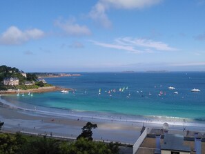 Ranta lähistöllä, aurinkotuoleja