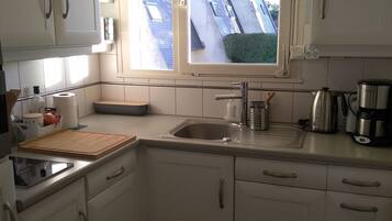 Frigorífico, microondas, horno y placa de cocina