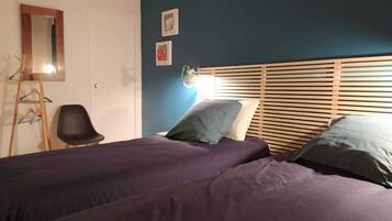 1 camera, una scrivania, ferro/asse da stiro, culla da viaggio