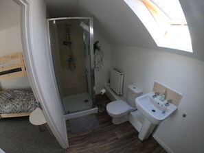 Badekar, hårføner, håndklær og såpe