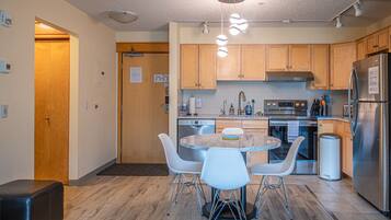 Een koelkast, een microgolfoven, een oven, een vaatwasser