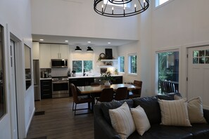 Interior - L3nee's Lay-Up by Creative Cabins (Logan)