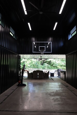 Interior - L3nee's Lay-Up by Creative Cabins (Logan)
