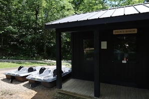 Property grounds - L3nee's Lay-Up by Creative Cabins (Logan)
