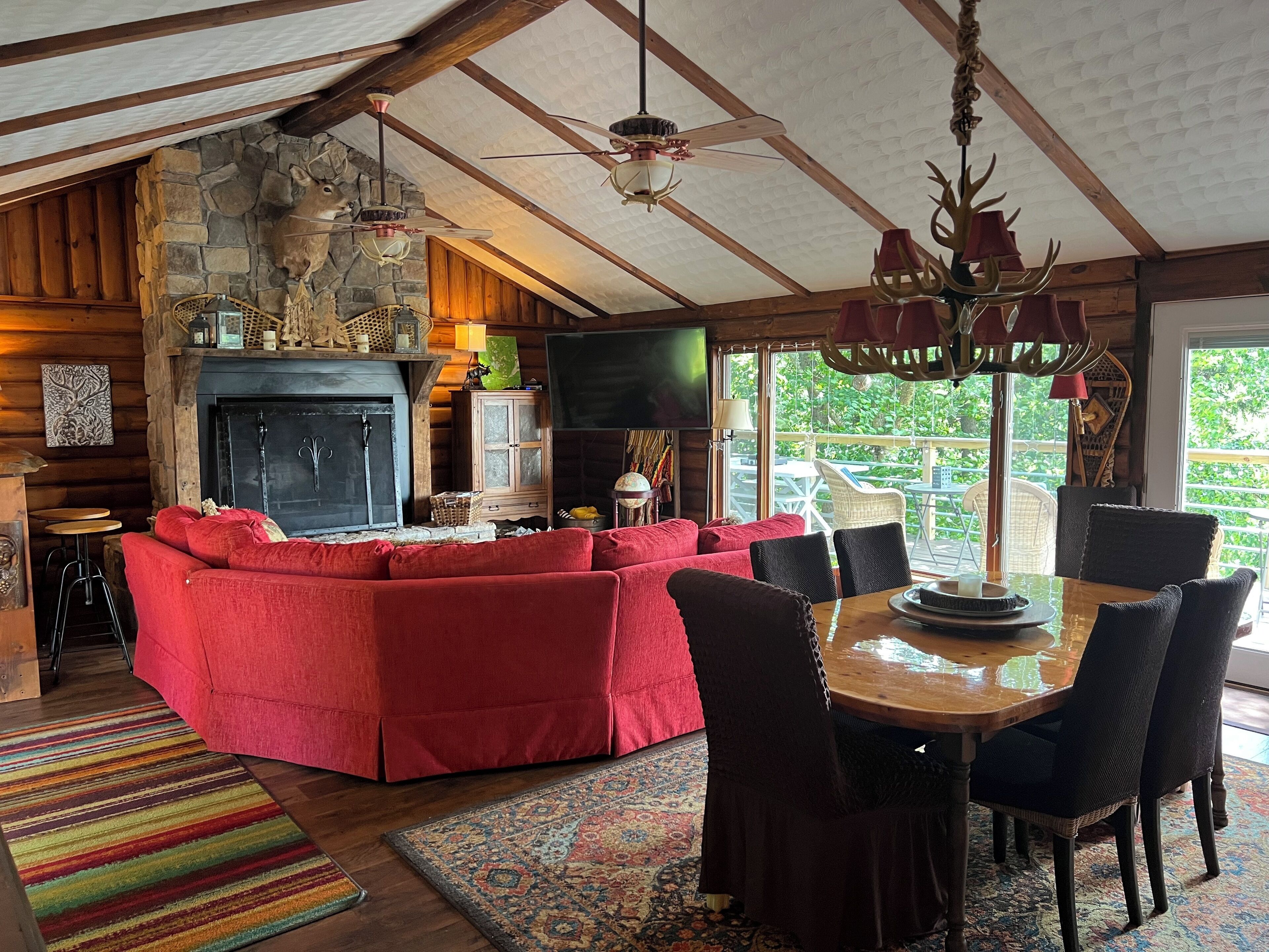 Smart-TV, Kamin, DVD-Player, Bücher