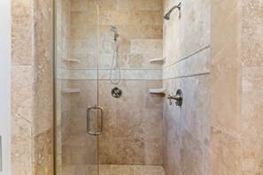 Haartrockner, Shampoo, Toilettenpapier