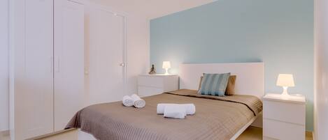 Iron/ironing board, free WiFi, bed sheets