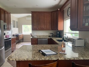 冰箱、微波炉、烤箱、炉灶