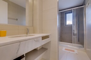 Shower, hair dryer, towels - Yellow Studio Apartment (Vilamoura)