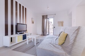 Tabla de planchar con plancha, wifi gratis y ropa de cama