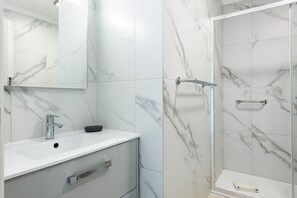 Bathtub, hair dryer, towels - Moura Suites III - Relaxing view - Vilamoura (Vilamoura)
