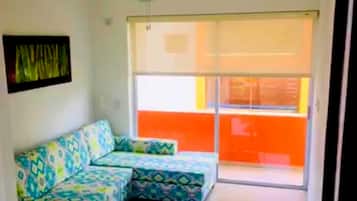 Basic House | Living room | 32-inch flat-screen TV with cable channels, TV